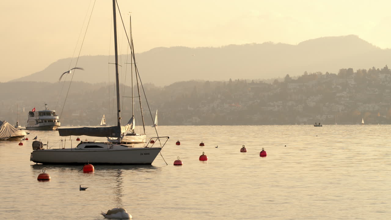 Barca a vela idilliaca al tramonto