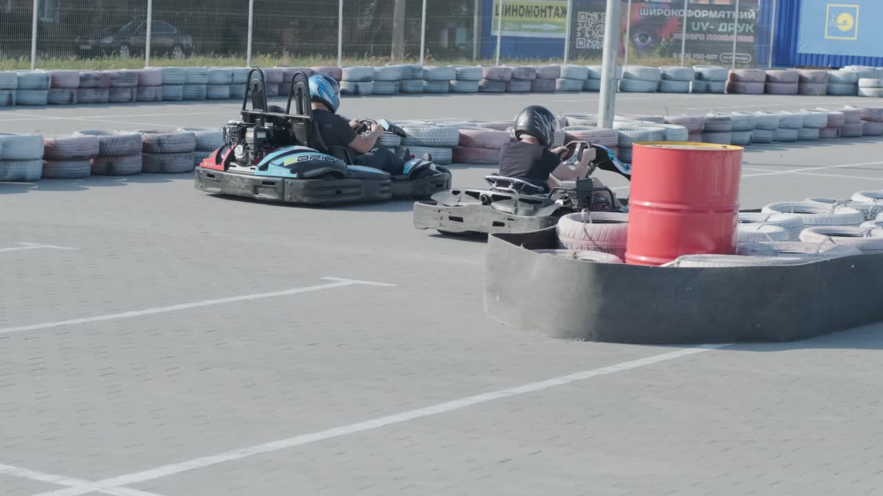 키예프, 우크라이나 - 2021년 8월: 한 젊은이가 서에서 고카트를 운전하고 있다.
