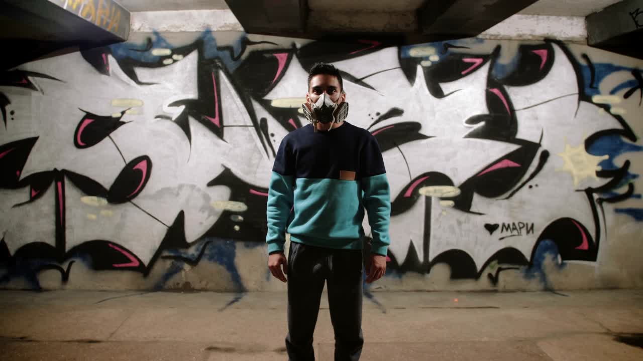 그래피티 예술가 의 초상화 는 그래피티 배경 에 있는 지하철 에서 그림 을 그린다