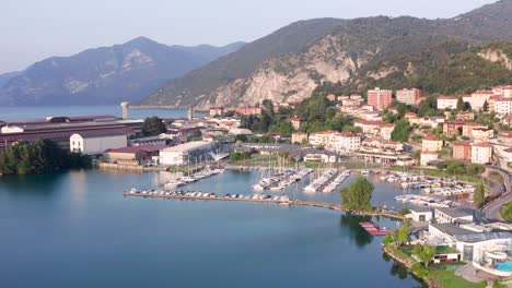 Ehrfürchtige-Luftaufnahme-Des-Lovere-hafens,-Iseo-seepanorama,-Lombardei-Italien