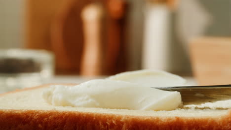untar mantequilla en el pan