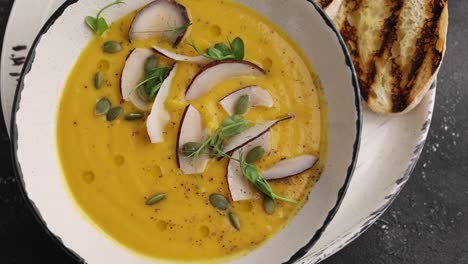 sopa de calabaza cremosa con pan tostado