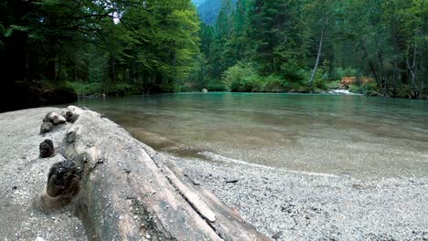 Lago-Hermoso-Paisaje-En-Verano-A-Principios-De-Otoño-Día-Soleado-Mañana