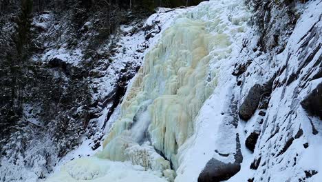 Pared-Congelada-De-Cascada-Con-Hermosas-Estructuras-De-Hielo