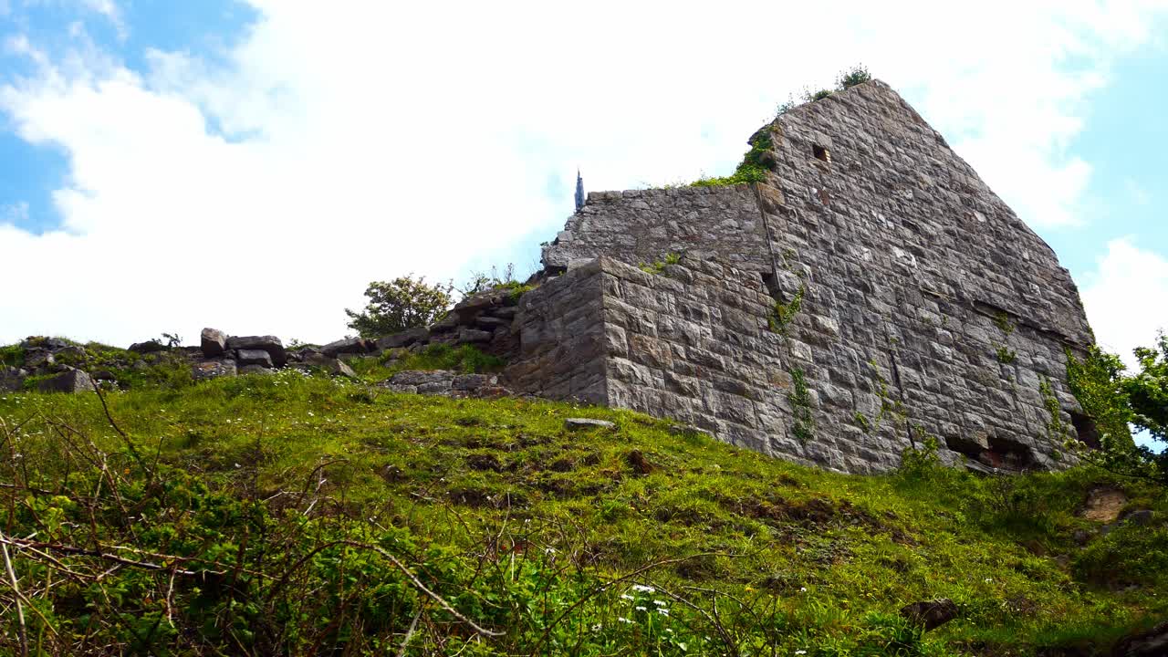 웨일스 산업 해안 시골에 있는 오래된 버려진 랜드마크 석재 공장 언덕 꼭대기 건물
