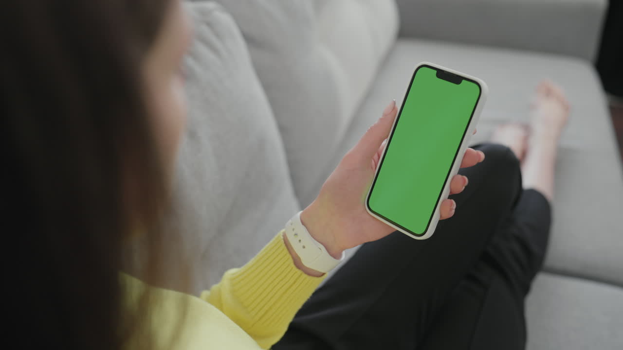 Donna che usa il telefono con schermo verde