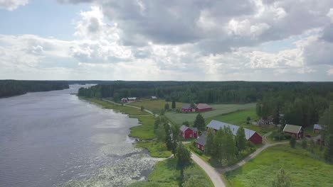 Idyllisches-Altes-Ländliches-Dorf,-Das-Unter-Urbanisierung-Leidet