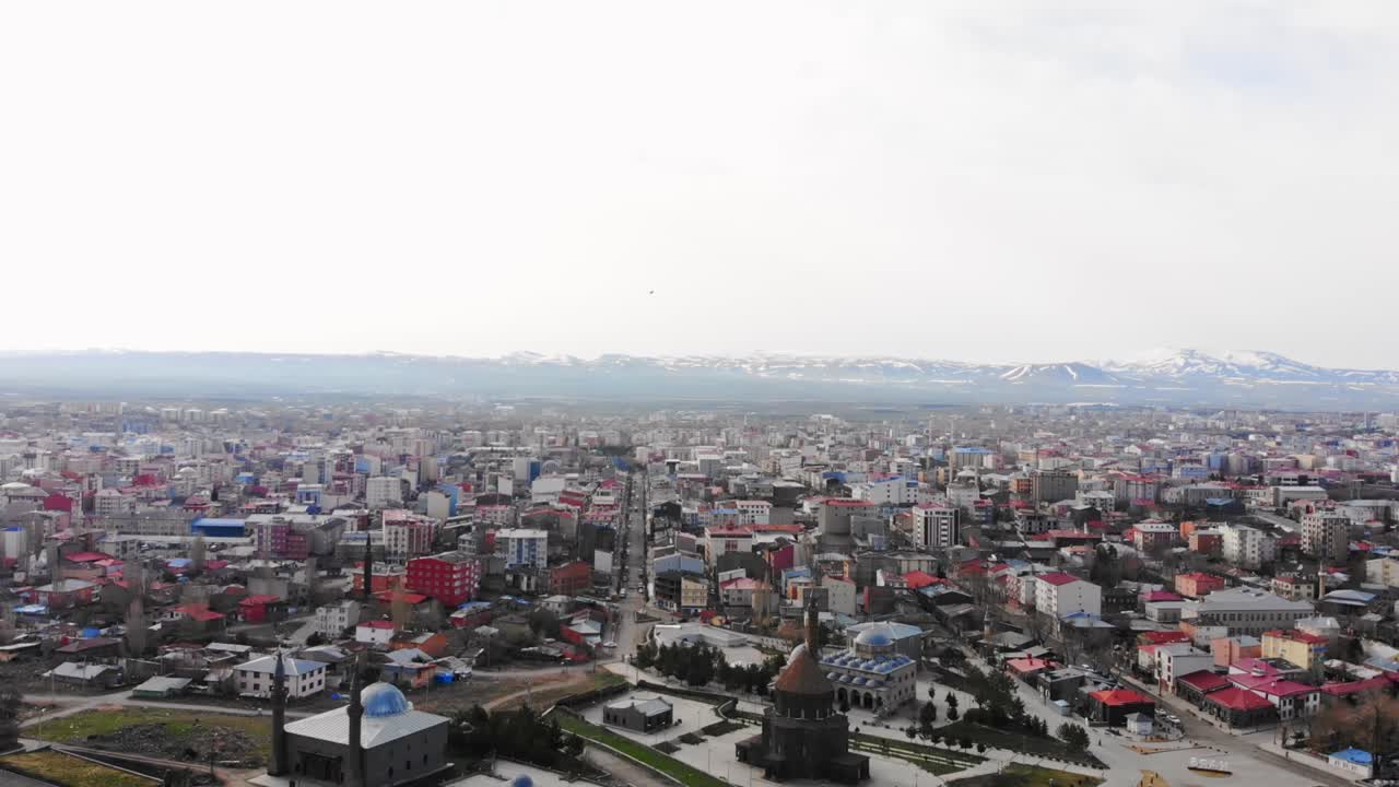 동부 터키의 도시 파노라마와 함께 카르스 모스크