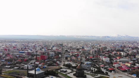vista aérea de la mezquita de kars con panorama de la ciudad en el este de turquía