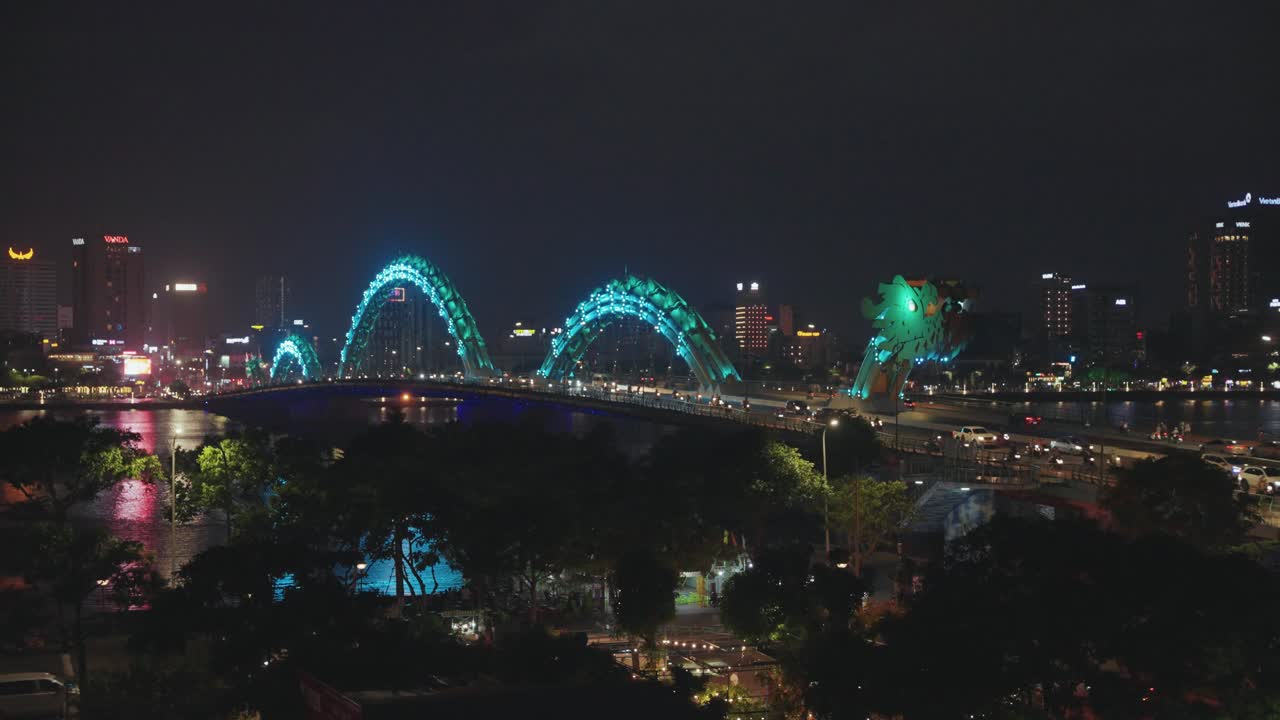 베트남 다 ⁇ 에서 해가 지는 동안 카오 롱의 상징적인 드래곤 브리지, 교통 및 스카이라인의 다채로운 야간 타임  ⁇ 프