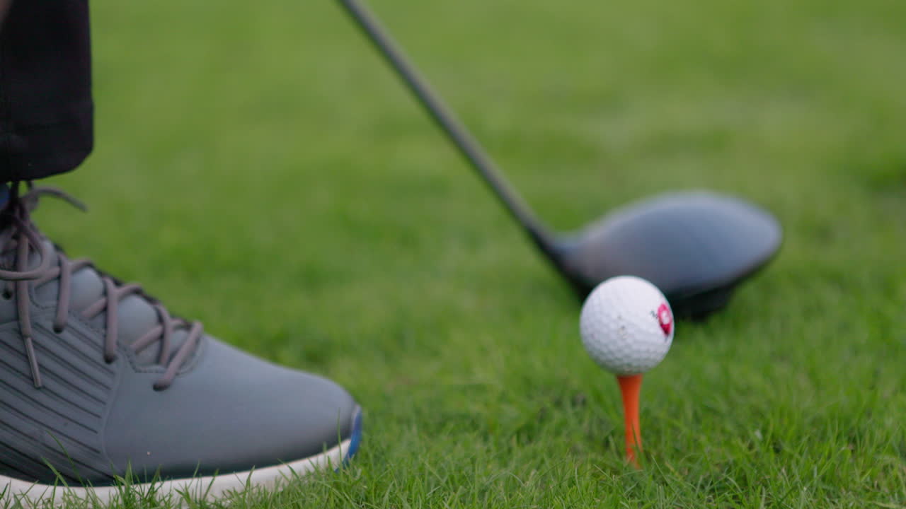 그린에서 골프를 치고