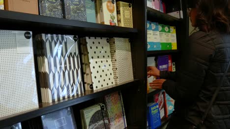 mujer joven compra un cuaderno nuevo