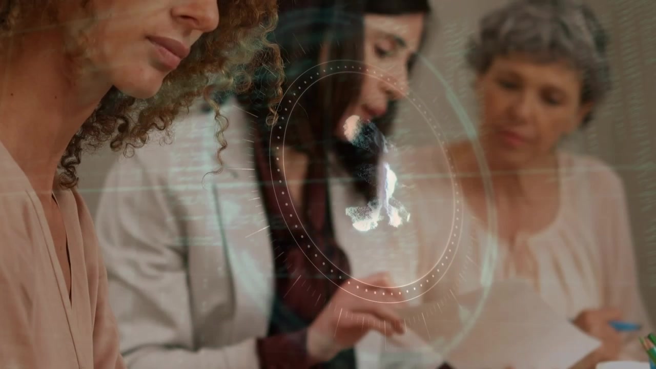 Animasjon av 5G-tekst i sirkler, kodespråk over en kvinne som skriver i en notatblokk.