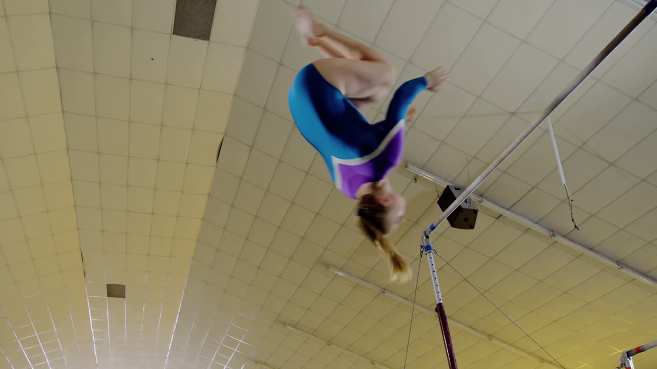 체조 운동 을 하는 체조 선수