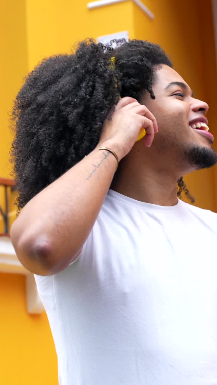 un hombre con auriculares