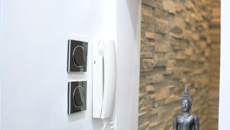 presione el interruptor para encender y apagar la luz