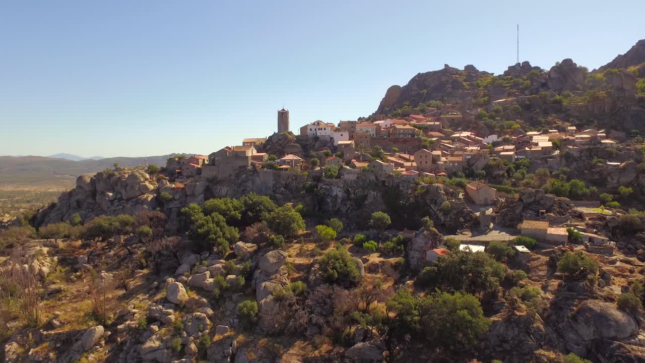 vista aérea de una aldea en la cima de una colina en portugal