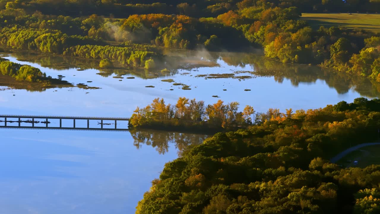 Reflexos espelhados de árvores de outono no Lago Sequoyah, ambiente sereno e tranquilo, panorâmica sobre a ponte, vista aérea, Fayetteville, Arkansas, EUA