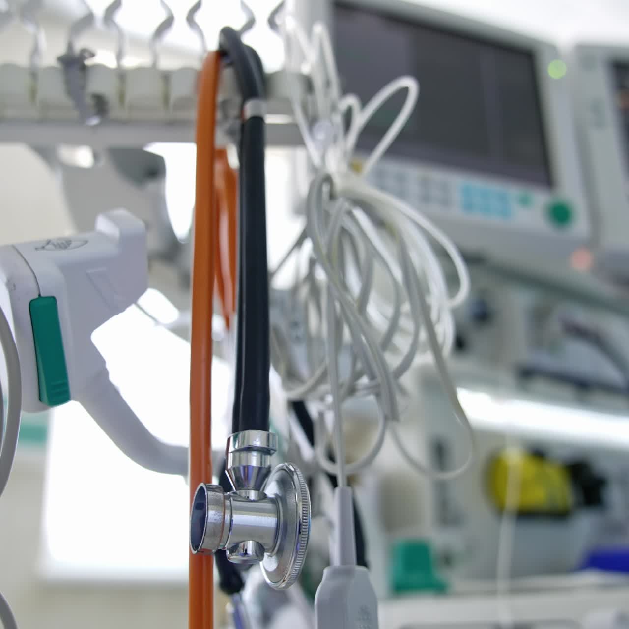 Primo piano di moderne apparecchiature mediche professionali. Tecnologia sanitaria per dispositivi chirurgici