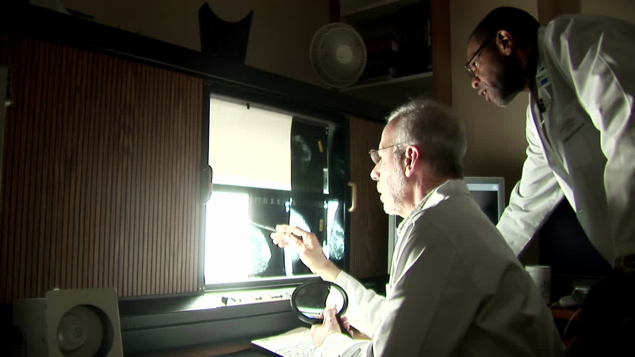 los médicos discuten los resultados de una radiografía 1