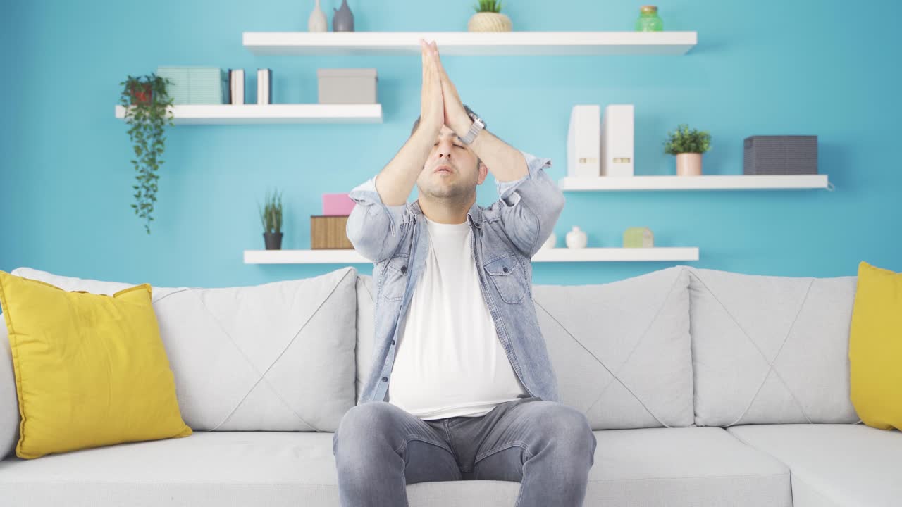 카메라를 쳐다보며 명상하는 남자