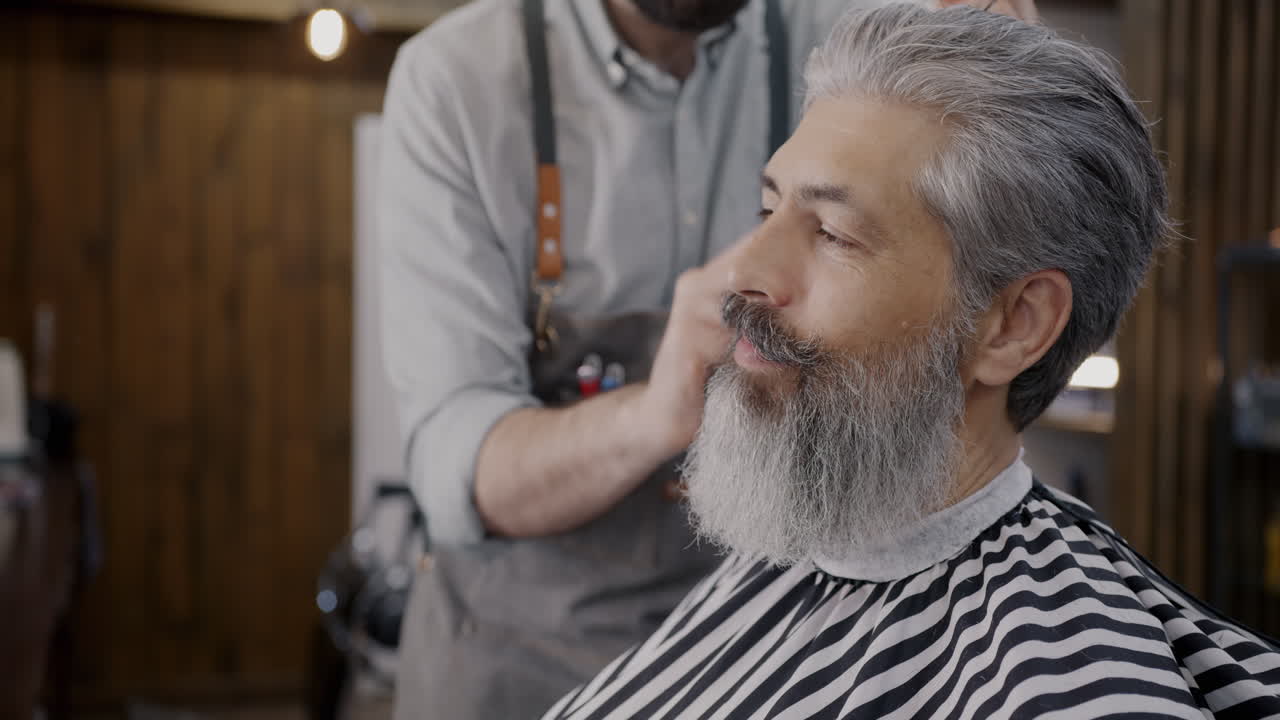 un hombre se corta el cabello en la barbería.