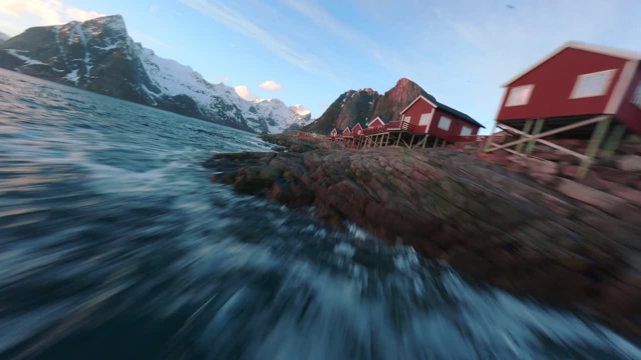 Drone FPV con villaggio di pescatori nelle Isole Lofoten, Norvegia