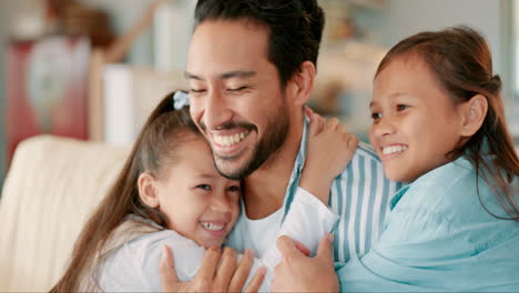 padre, sofá familiar y abrazo con los niños