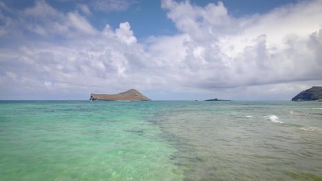 hermosa playa tropical de arena de piedra con mar turquesa en hawai