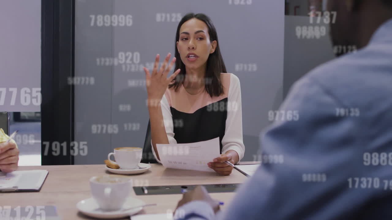 animación del procesamiento de datos sobre diversas personas de negocios discutiendo el trabajo