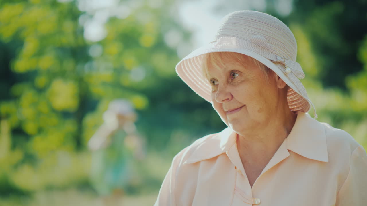 Den bekymringsløse jenta løper til bestemoren sin og omfavner henne følelsesladet. Barnebarn og bestemor.