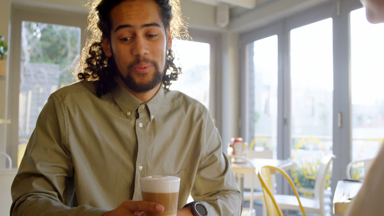 ejecutivos que interactúan entre sí 4k