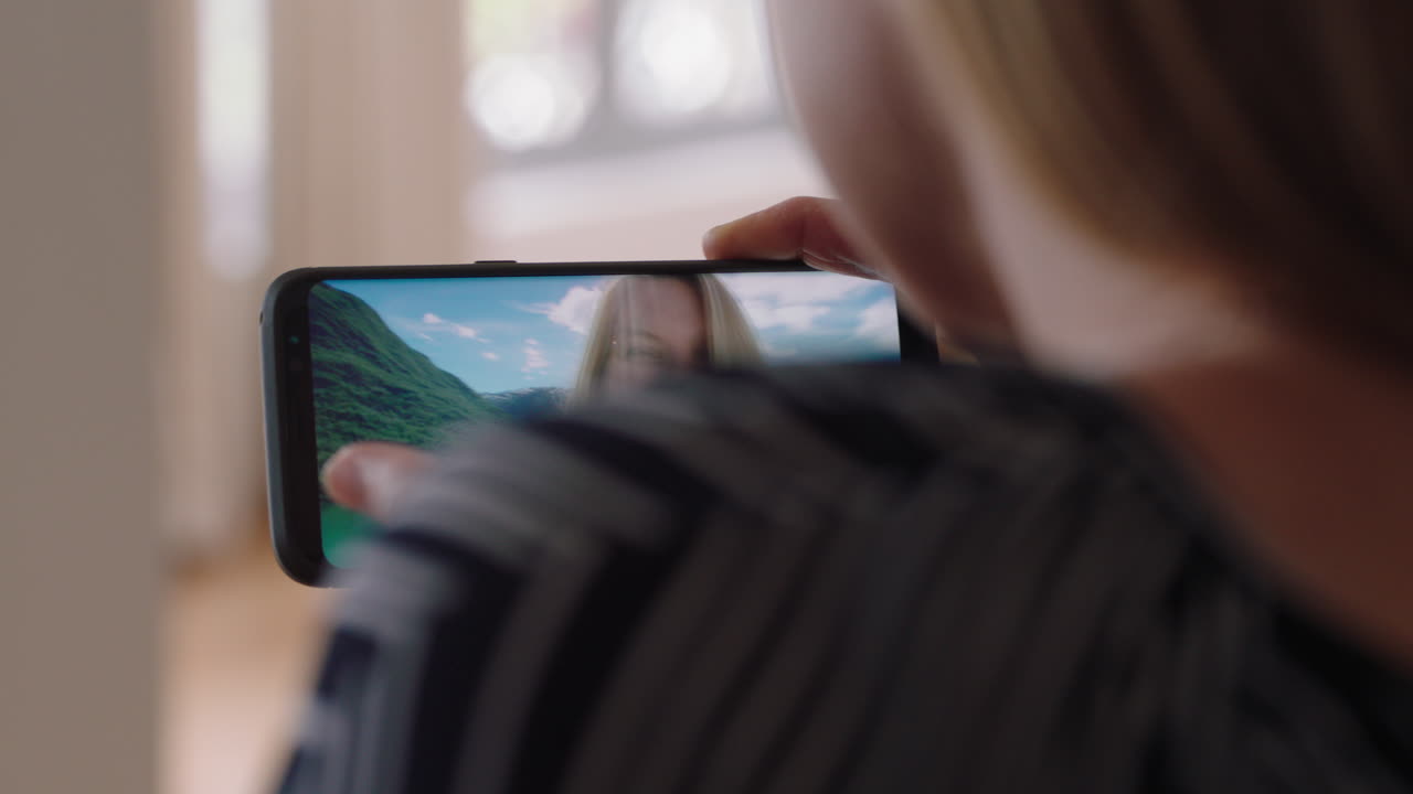 mujer joven chateando en video con un amigo usando un teléfono inteligente saludando con la mano compartiendo vacaciones en noruega mejores amigos disfrutando de la comunicación a larga distancia