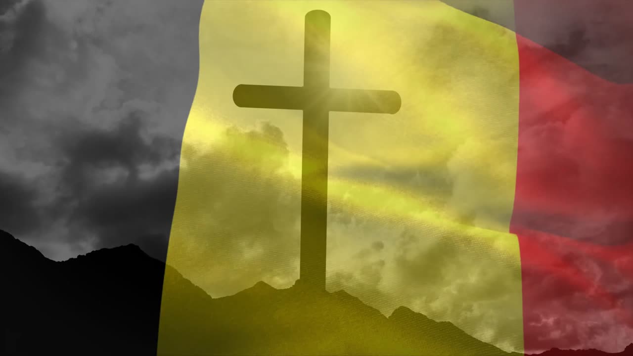 Apertura su una cresta, croce in silhouette sotto un cielo nuvoloso, bandiera belga che sventola, evocando un'atmosfera solenne.