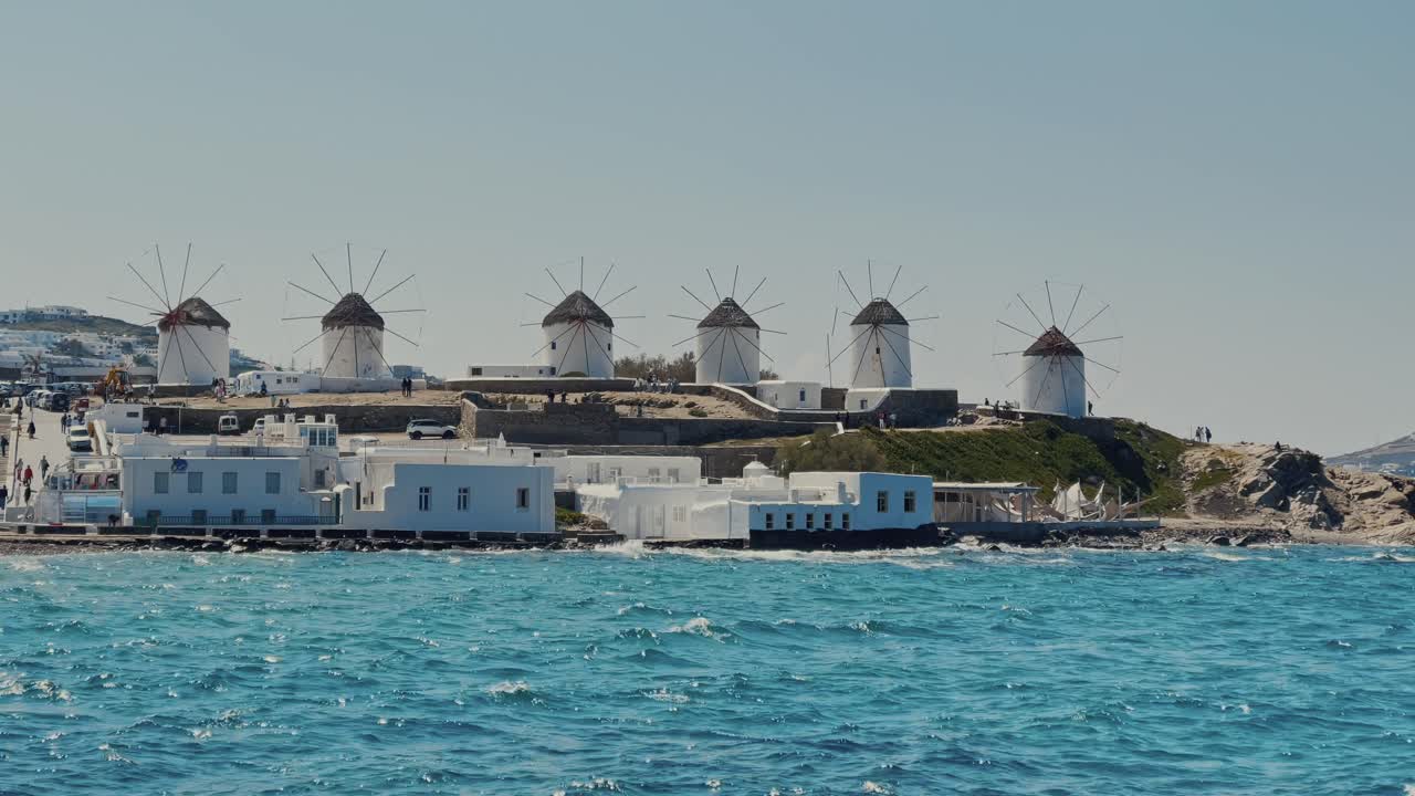 바다의 파도와 함께  ⁇ 은 날에 마이코노스 풍차의 꾸준한  ⁇