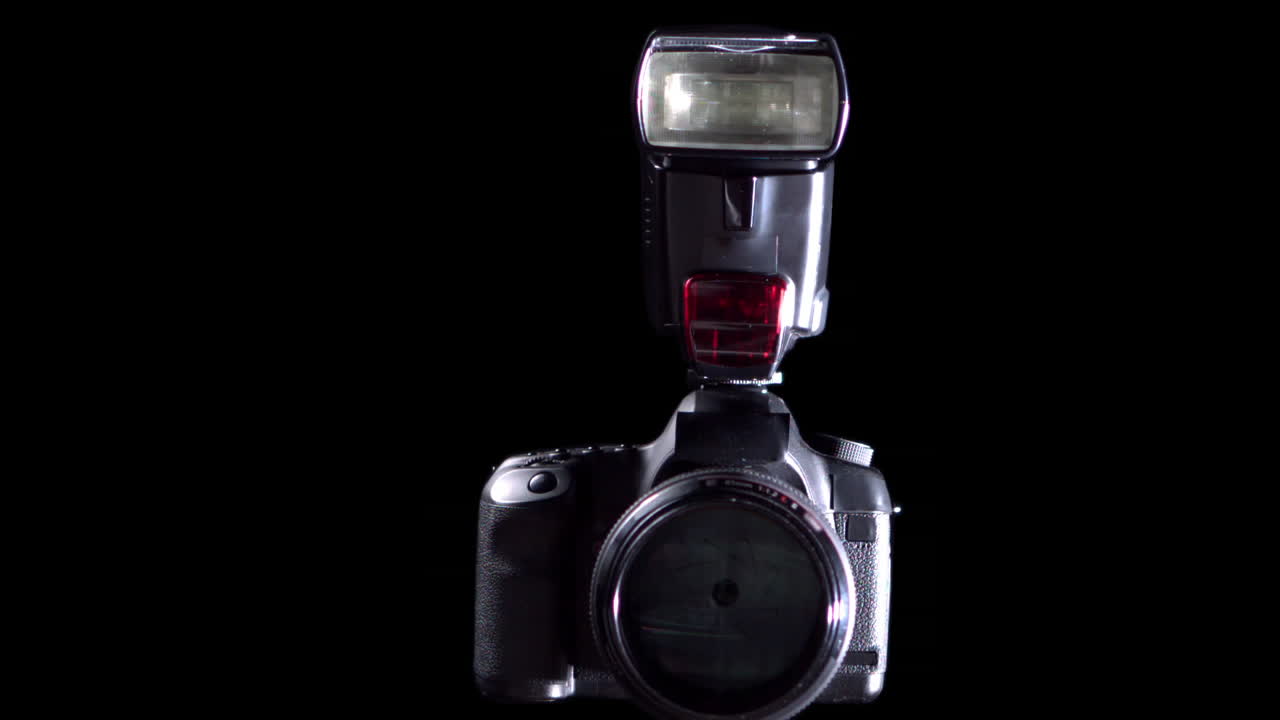 플래시로 사진을 찍는 카메라