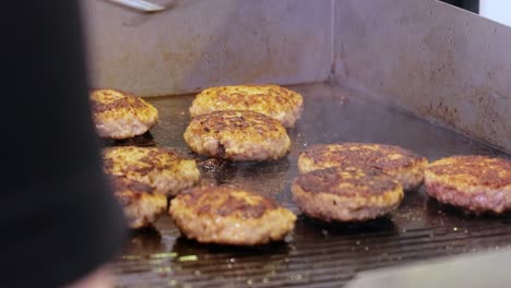 Fleisch-Rindfleisch-Patty-Wird-In-Einer-Heißen-Bratpfanne-Gegart.-Streetfood,-Koch-Dreht-Burger-Mit-Einem-Spatel-Um.