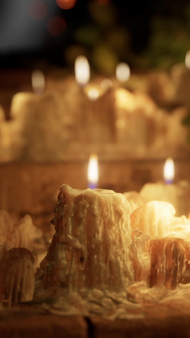 muchas velas encendidas en la oscuridad