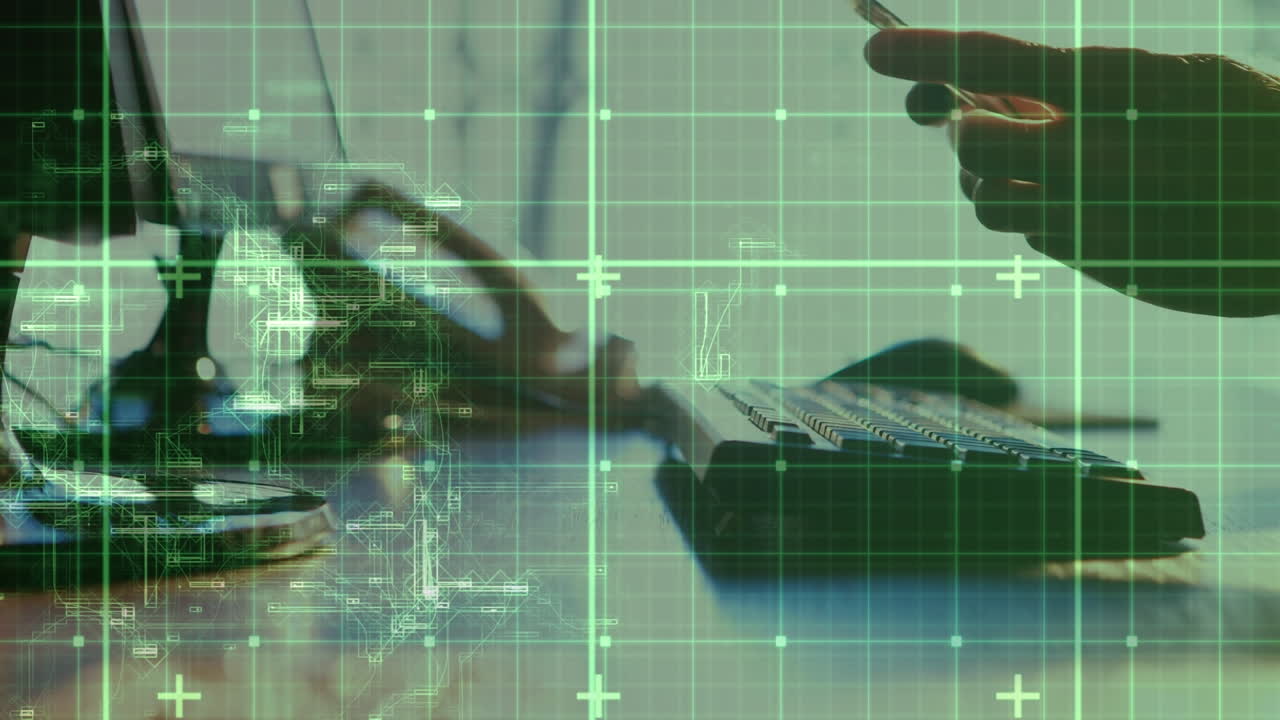 animación del procesamiento de datos en una pantalla digital sobre las manos de un hombre caucásico usando el teclado