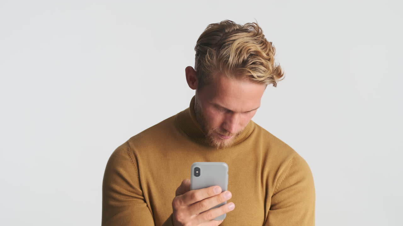 Homem lendo mensagem no smartphone