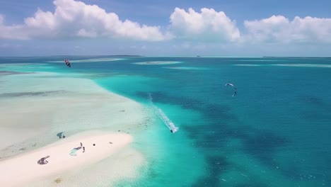 Kitesurfer-Navega-Y-Salta-En-El-Mar-Azul-Caribeño,-Toma-Aérea-Increíble-Paisaje-Marino-Los-Roques