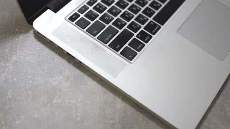 adaptador de alimentación para enchufe manual en computadora portátil, tecnología informática diaria para uso personal