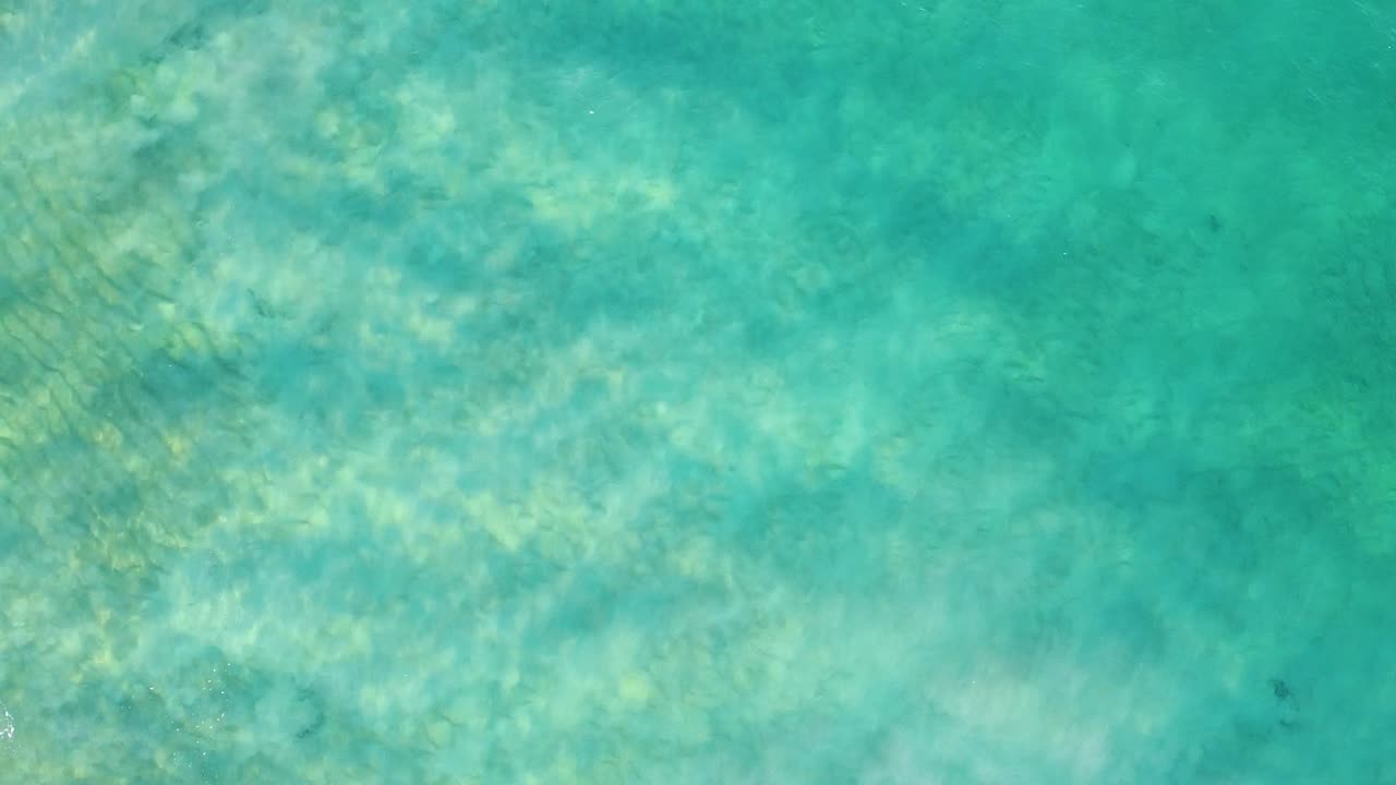 수정처럼 맑은 바다의 매혹적인 조감도