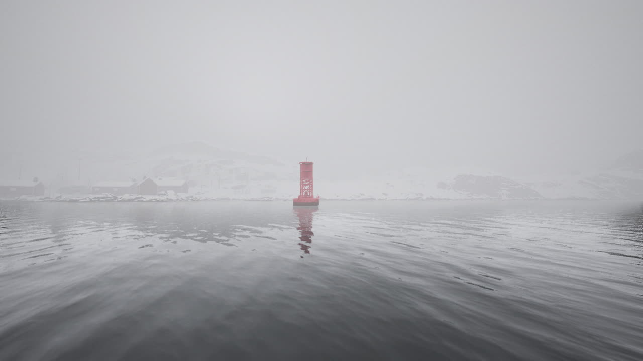 안개 가 많은 항구 에 있는 은 보이