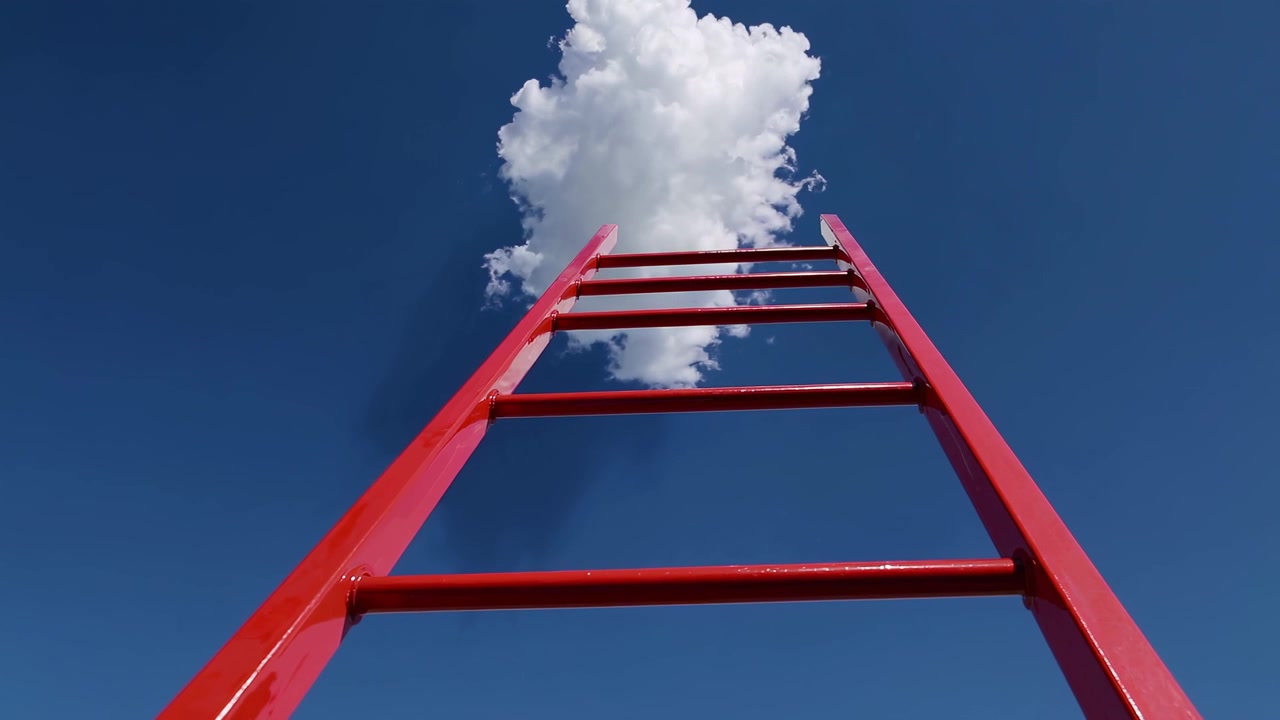 Tangga Merah Mencapai Awan Putih di Langit Biru