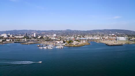 los barcos en un día perezoso en la bahía pasan por la orilla y la maravillosa ciudad