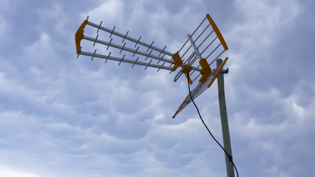 흐린 하늘 배경, 통신 무선 개념에 바람에 의해 흔들린 안테나