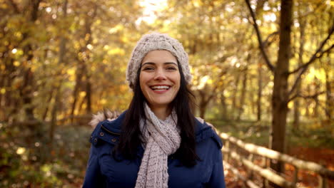 Porträt-Einer-Attraktiven-Frau-Auf-Einem-Spaziergang-In-Der-Herbstlichen-Landschaft