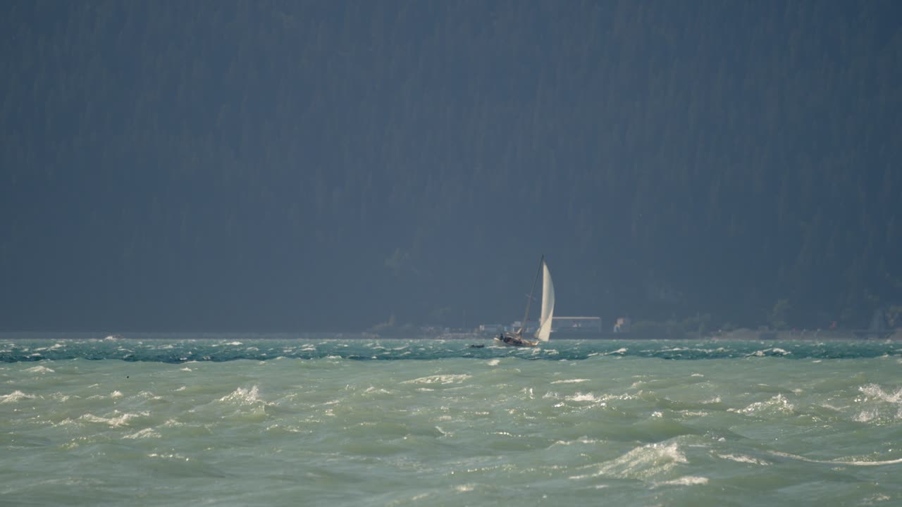 알래스카 해안선 근처의 거친 바다에서 외로운 범선, 슬로우 모션 와이드 뷰