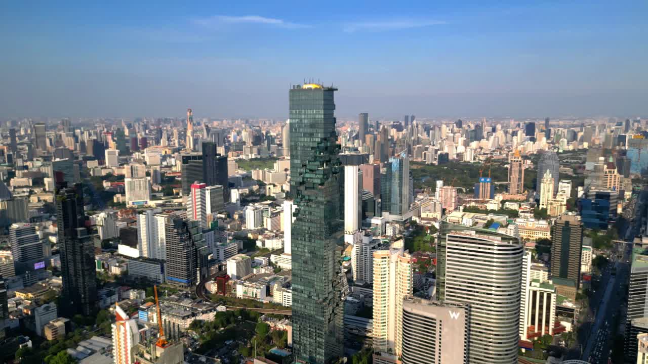 toma de drones de la torre mahanakhon en bangkok, área de silom, distrito comercial, centro de la ciudad